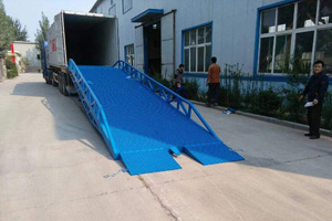 移動(dòng)式登車(chē)橋 移動(dòng)式登車(chē)橋